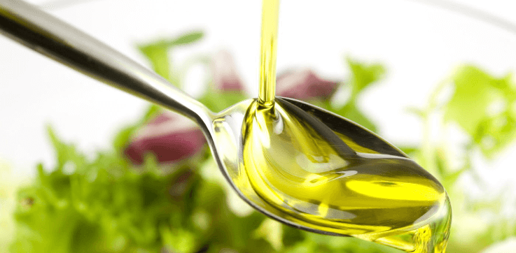 Olio di oliva sul cucchiaio